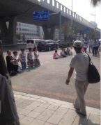 家长在辽宁教育厅门前下跪抗议招考不公(组图