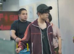 易烊千玺直播手滑关掉美颜当他抬头的一瞬间女粉丝当场就哭了